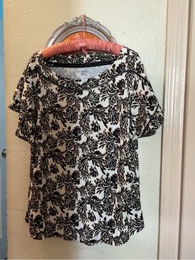 Lane Bryant Black and White Floral Print Short Sleeve Tee